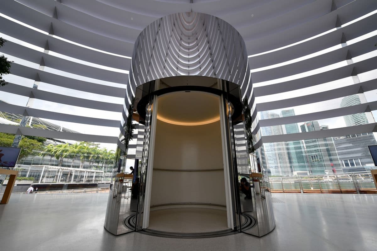 Circular glass lift in a retail atrium